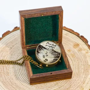 Kompas v dřevěné kazetě s krajinou „První krok je nejtěžší“