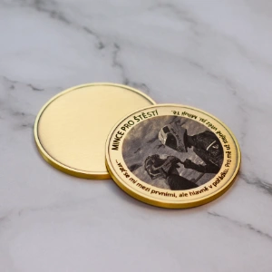 Masivní zlatá mince s gravírováním
