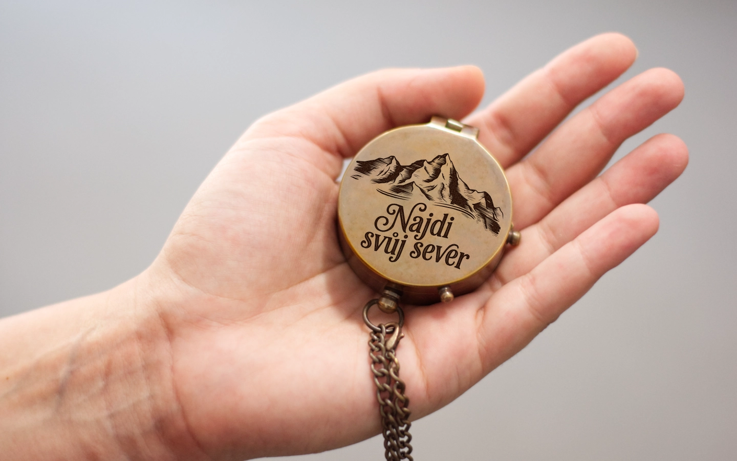 Kompas v dřevěné kazetě s krajinou „První krok je nejtěžší“ 2 Obrázek galerie najdi sever kompas1