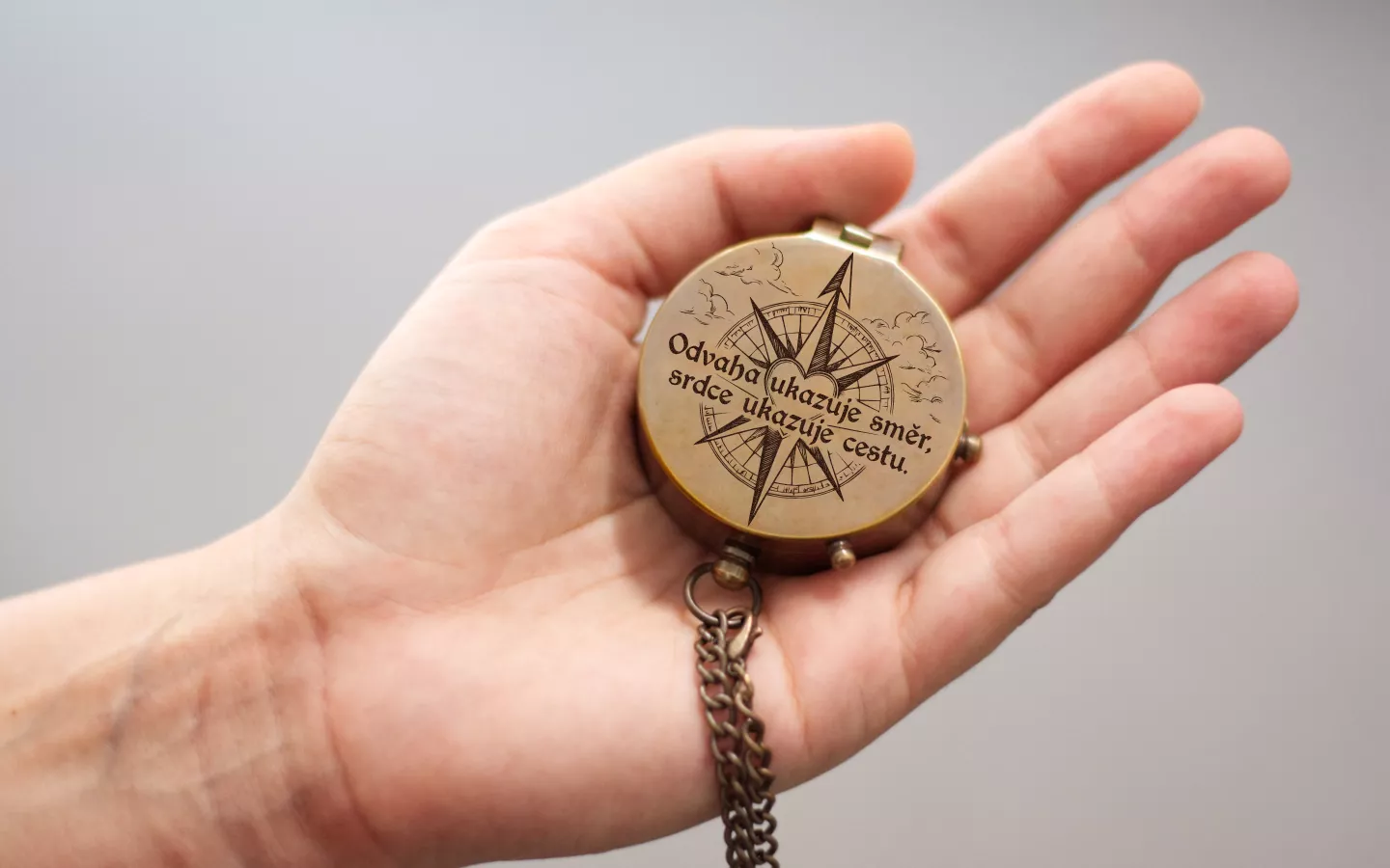 Kompas v dřevěné kazetě s krajinou „Odvaha ukazuje směr, srdce ukazuje cestu.“ 1 Obrázek galerie odvaha kompas01