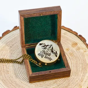 Kompas v dřevěné kazetě s krajinou „První krok je nejtěžší“