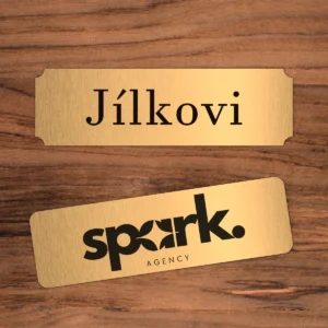 Zlatý mosazný štítek s vlastním gravírováním 10 x 3 cm